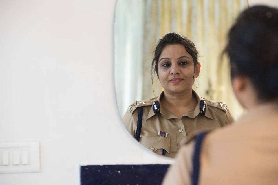 d-roopa-moudgil-a-tough-woman-cop-who-takes-on-vips-and-the-corrupt